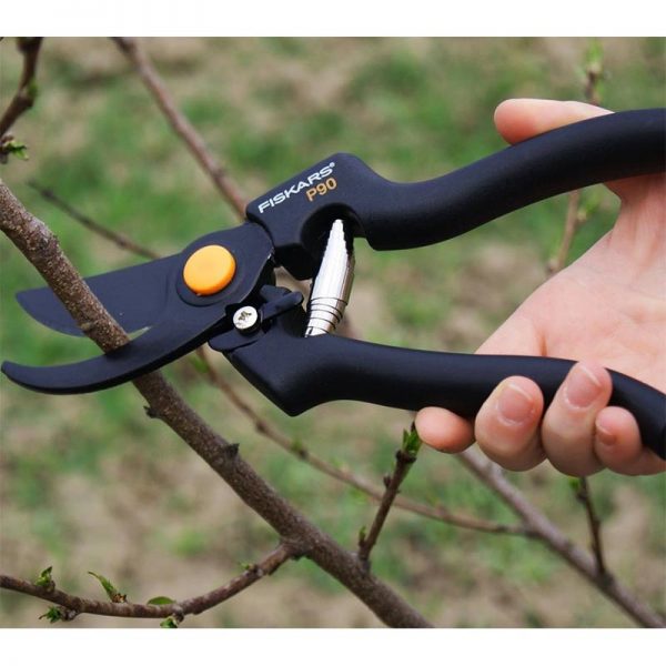 Garden Pro Pruner Fiskars P90 - www.FOP.ae Buy online Best and Healthy Plants and quality products guarantee in Dubai Plants Shop in Dubai Abu Dhabi all over UAE Plants near me Fresh Plants in Dubai where to buy plants in UAE - FOP.ae
